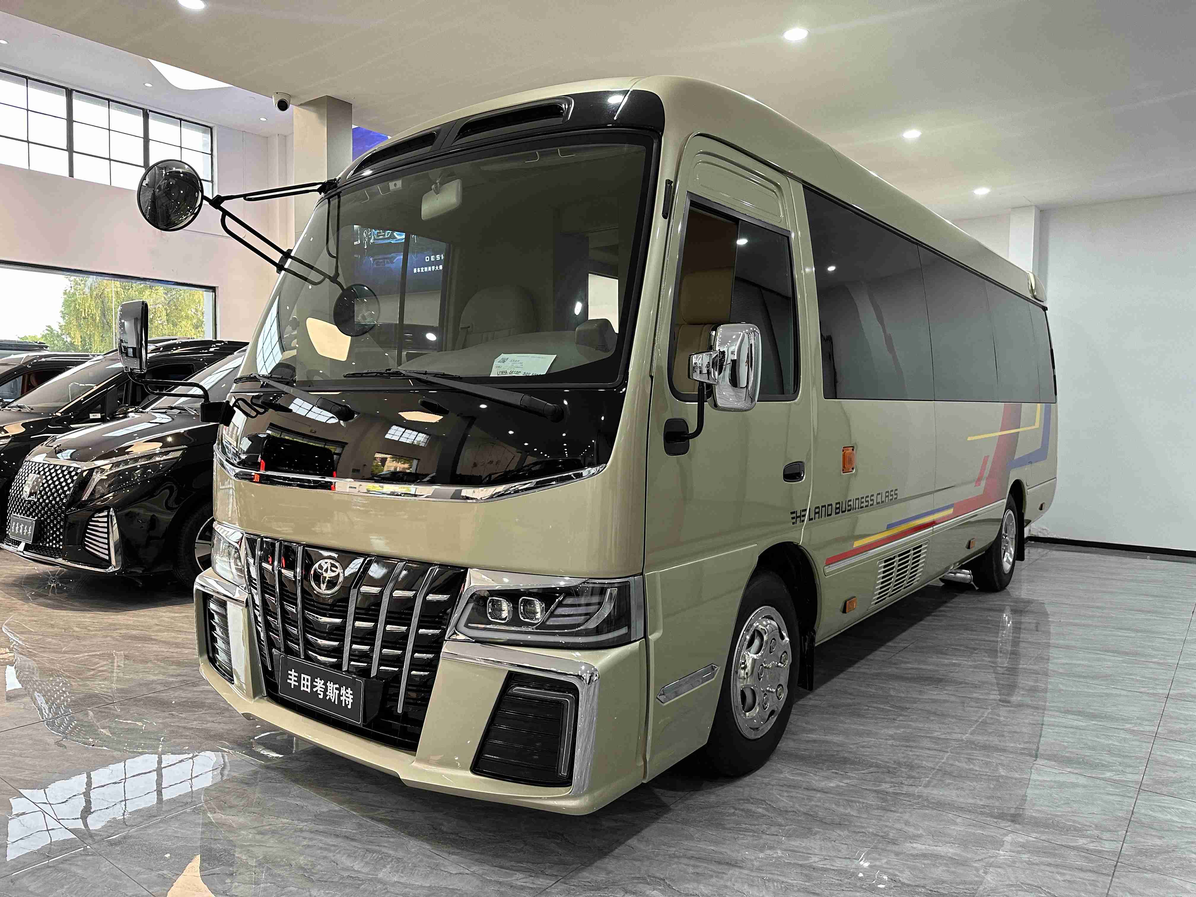 丰田考斯特12座商务车香槟金色外观