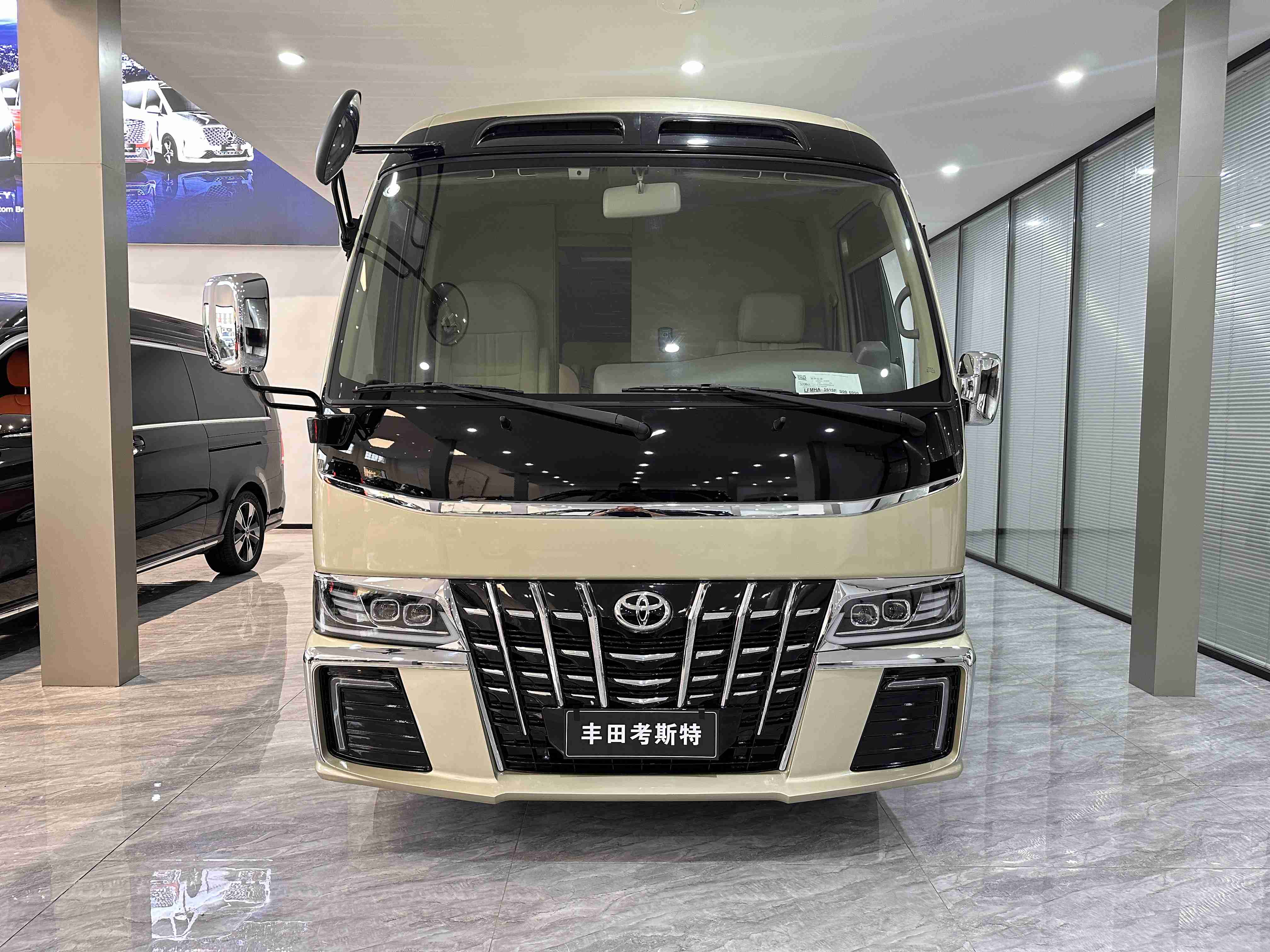 丰田考斯特12座商务车香槟金色外观