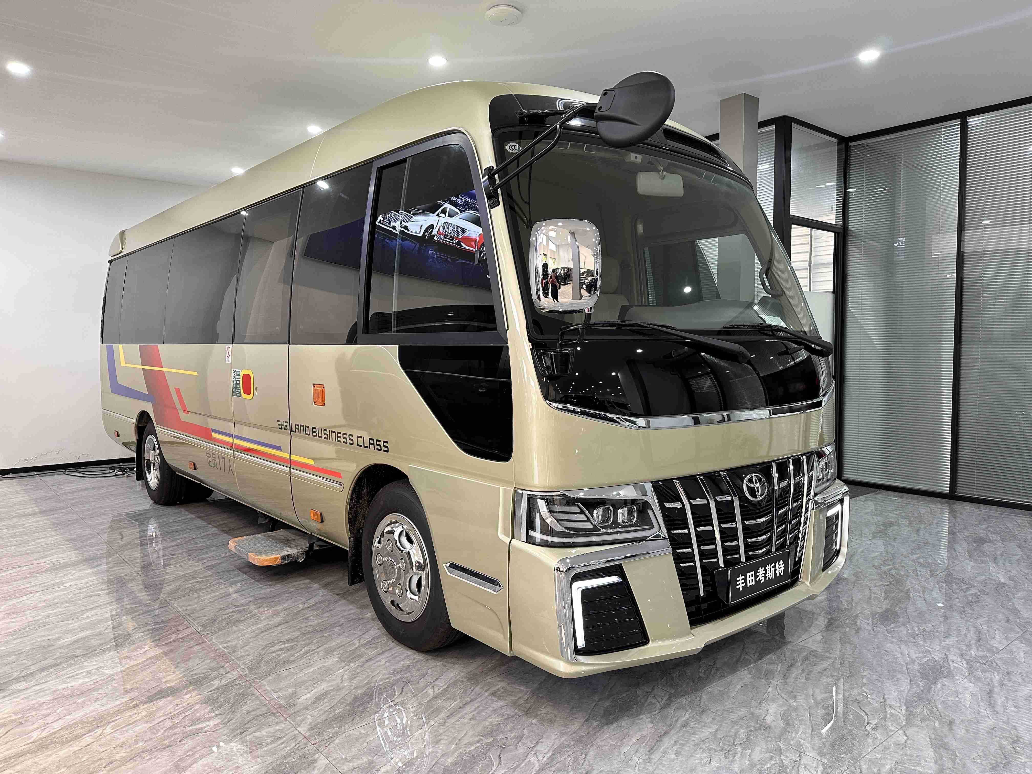 丰田考斯特12座商务车香槟金色外观